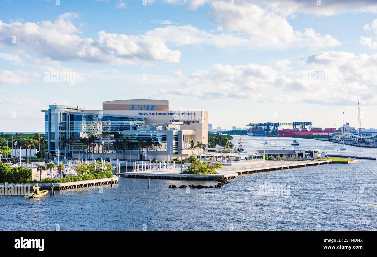 Von Bord eines Kreuzfahrtschiffs, das den Hafen ablegt, bietet sich ein malerischer Blick auf die Stadt Fort Lauderdale, einschließlich des Campus der Nova Southeastern University Halmos College Stockfoto