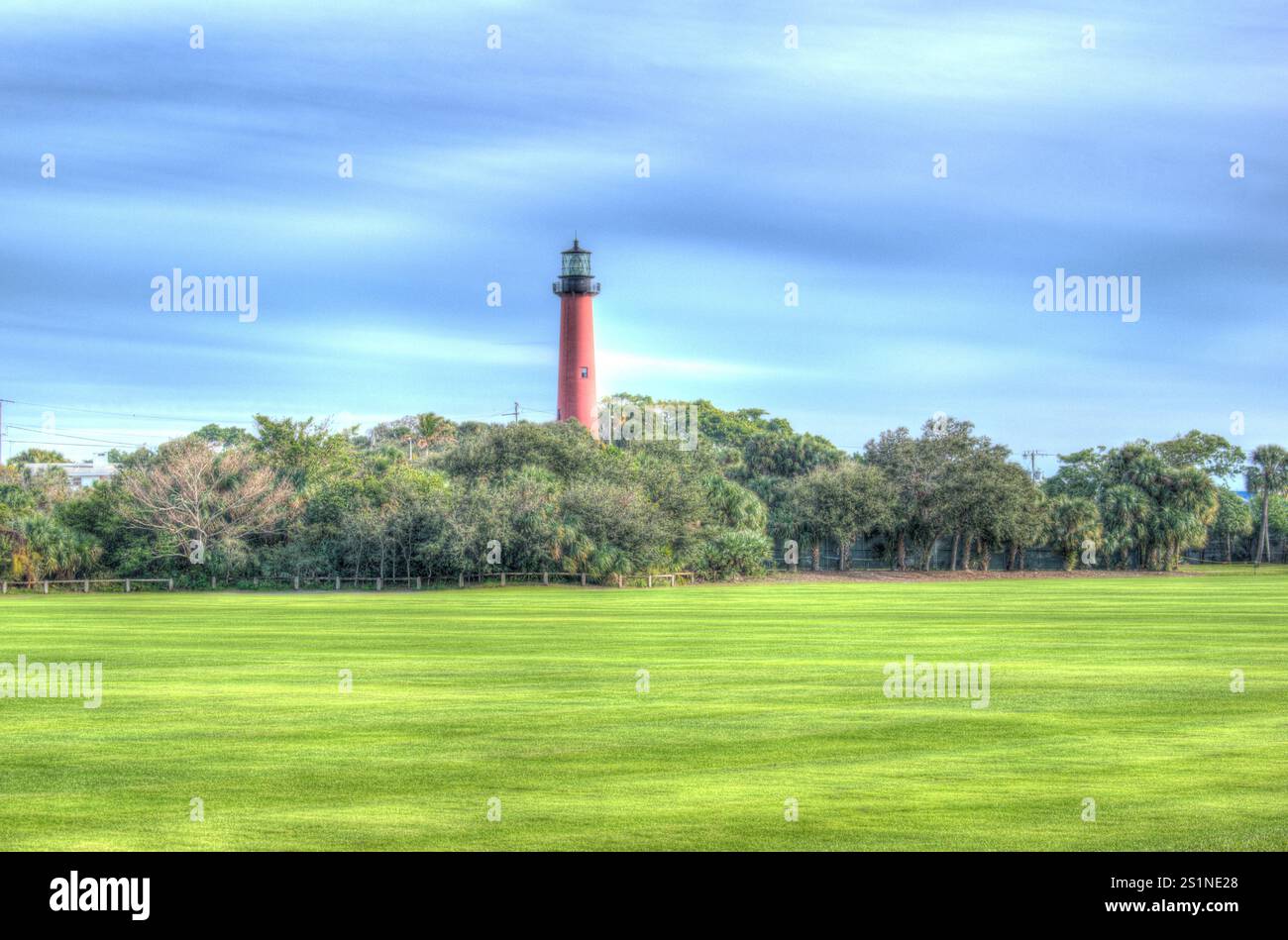 Jupiter Florida Lighthouse, Jupiter Inlet Lighthouse und Museum Park. Mit Green Grass und Light House im Hintergrund. Stockfoto