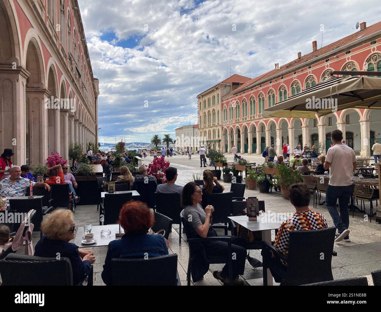 Öffentlicher Platz in Split, Kroatien, nach dem Vorbild der Piazza an Marco in Venedig. - Smartphone-aufgenommenes Stockfoto