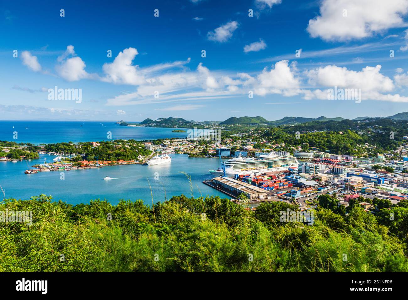 Citiscape mit der Royal Caribbean Seranade of the Seas, die am Kreuzfahrthafen Pointe Seraphine im Hafen von Castries in St. Lucia angedockt ist. Stockfoto