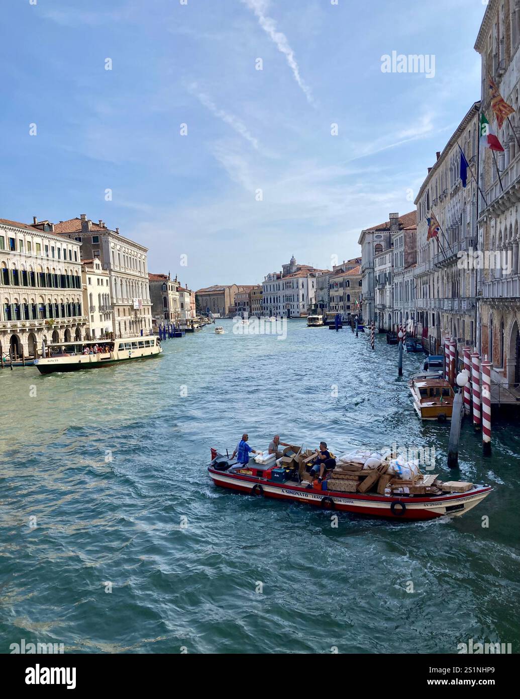 Arbeiter, die mit dem Boot auf dem Canal Grande in Venedig unterwegs sind. - Smartphone-aufgenommenes Stockfoto