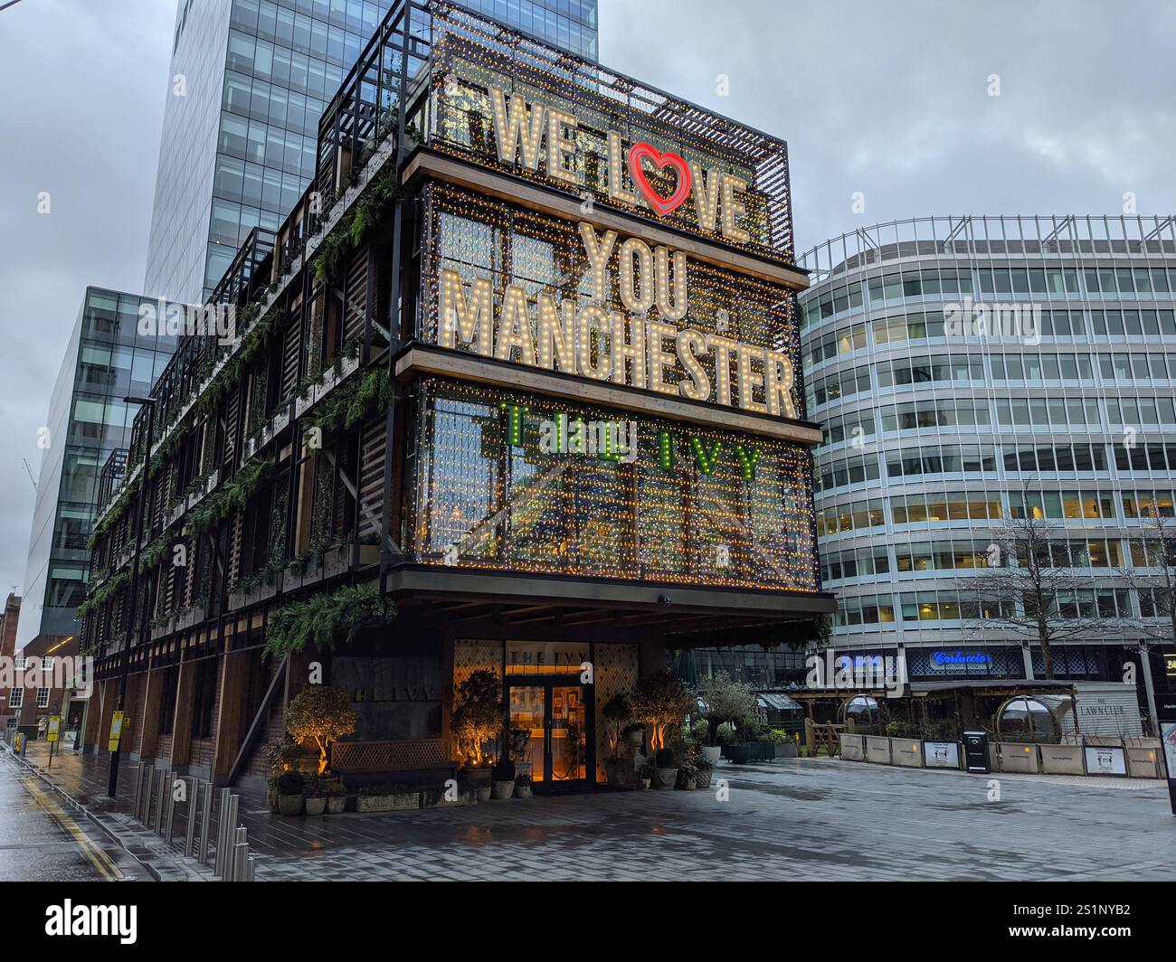 Das Ivy Restaurant Spinningfields schloss während der nationalen Lockdown in England mit dem Text We Love You Manchester. UK Stockfoto