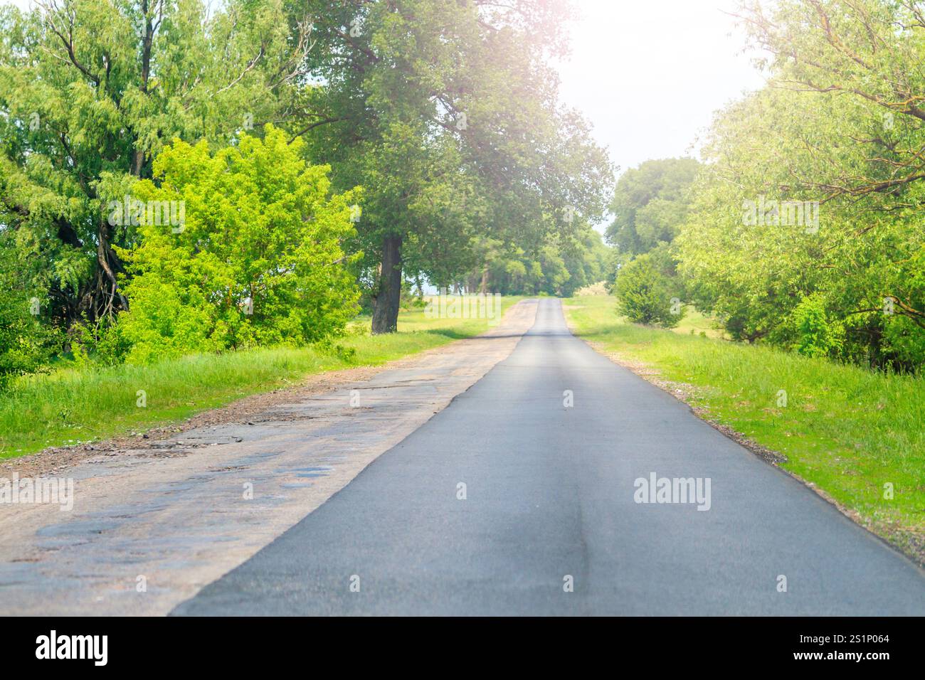 Asphalt auf eine kaputte Straße legen Stockfoto