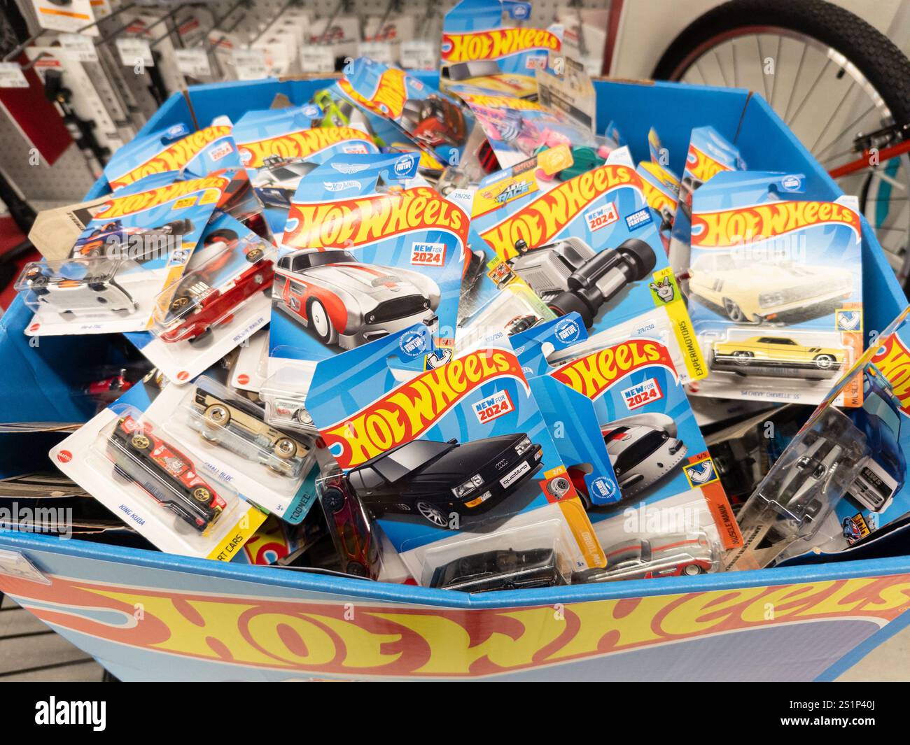 Hot Wheels die-Cast-Modellautos in einem Meijer-Geschäft in Michigan, USA - Smartphone-aufgenommenes Stockfoto
