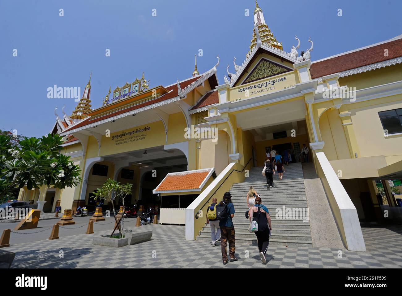 Poipet, Kambodscha - 3. April 2023: Reisende überqueren das internationale Grenztor von Kambodscha zu Thailand. Stockfoto