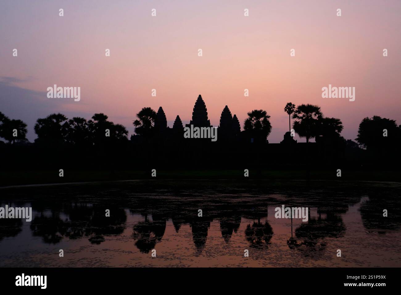Silhouette des buddhistischen Tempelkomplexes Angkor Wat bei Sonnenaufgang in Siem Reap, Kambodscha. Gilt als das größte religiöse Denkmal der Welt. Stockfoto
