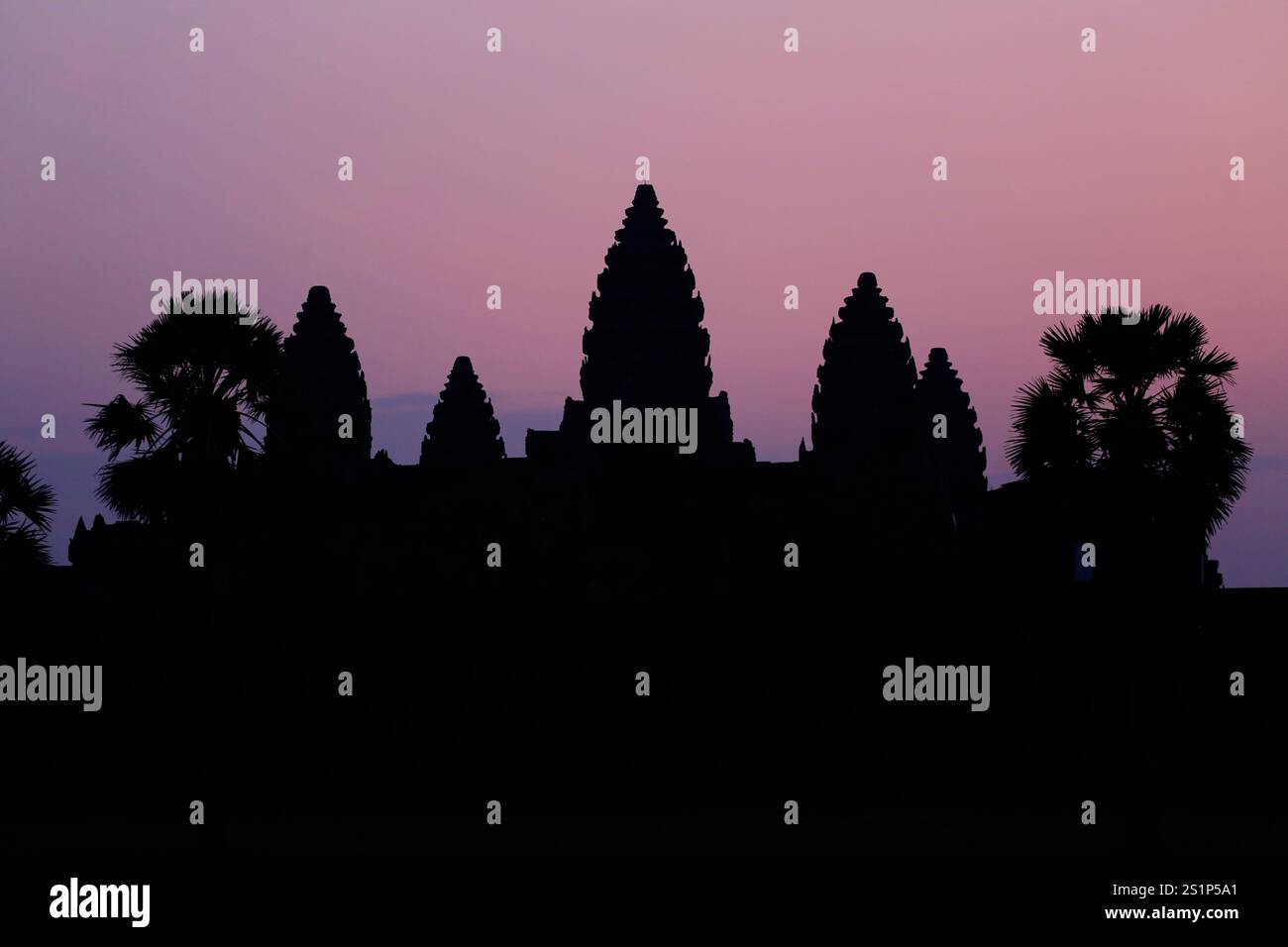 Silhouette des buddhistischen Tempelkomplexes Angkor Wat bei Sonnenaufgang in Siem Reap, Kambodscha. Gilt als das größte religiöse Denkmal der Welt. Stockfoto
