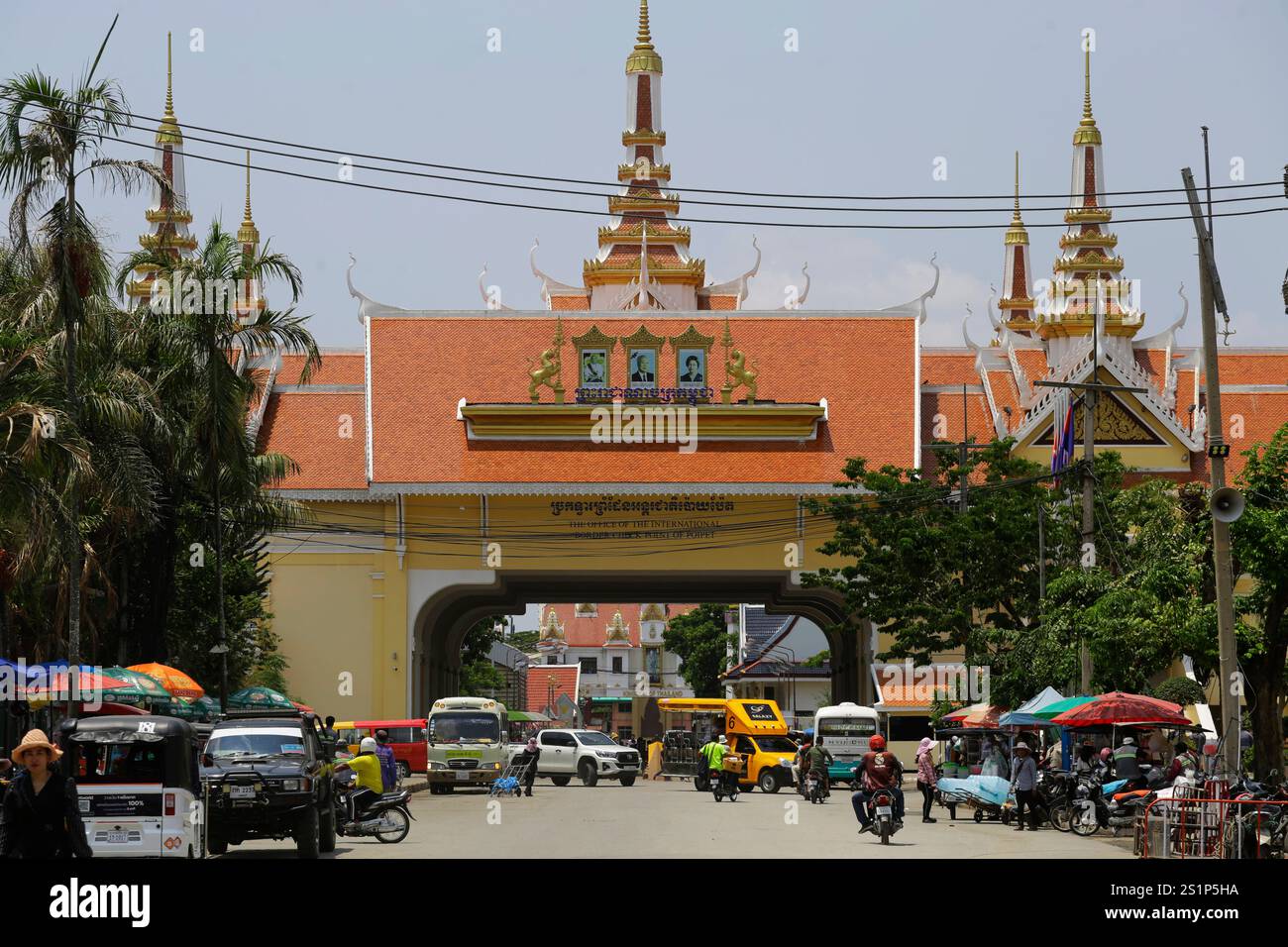 Poipet, Kambodscha - 30. März 2023: Fahrzeuge überqueren das internationale Grenztor von Kambodscha zu Thailand. Stockfoto