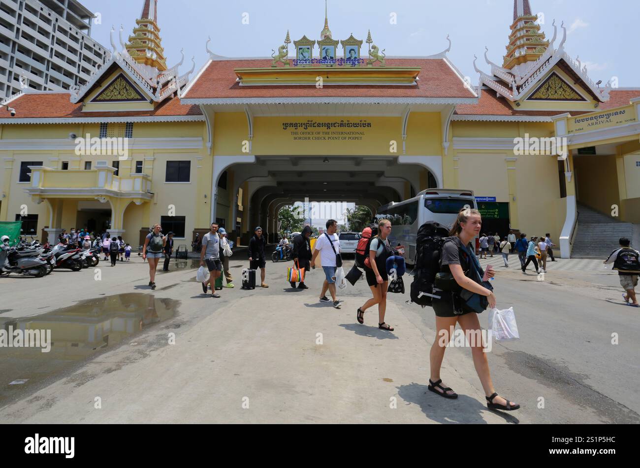 Poipet, Kambodscha - 30. März 2023: Backpacker überqueren das internationale Grenztor von Kambodscha zu Thailand. Stockfoto