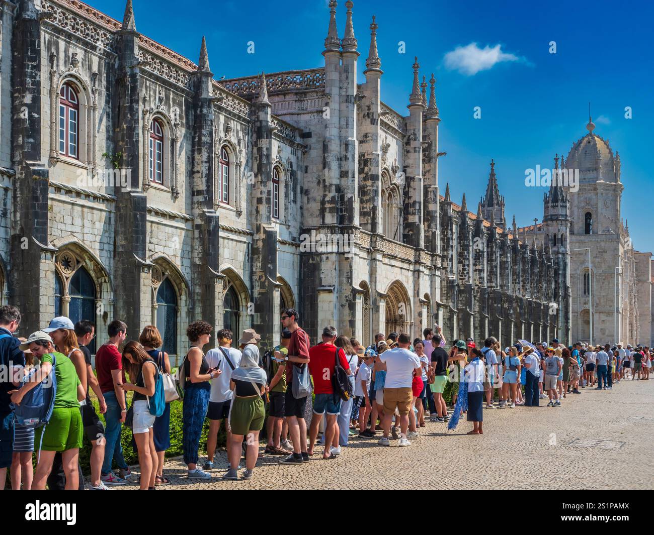 Massen von Menschen warten darauf, in das Museu Nacional de Arqueologia und Mosteiro dos Jerónimos, Belém Viertel, Lissabon, Portugal, zu gelangen. Stockfoto