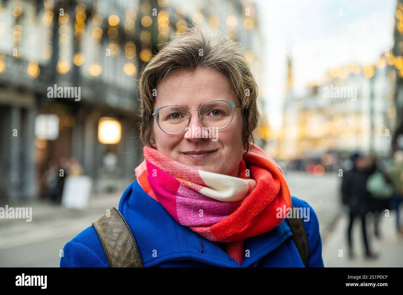 Porträt einer 38-Jährigen weißen Frau in der Brüsseler Altstadt, Belgien. Modell freigegeben. Stockfoto