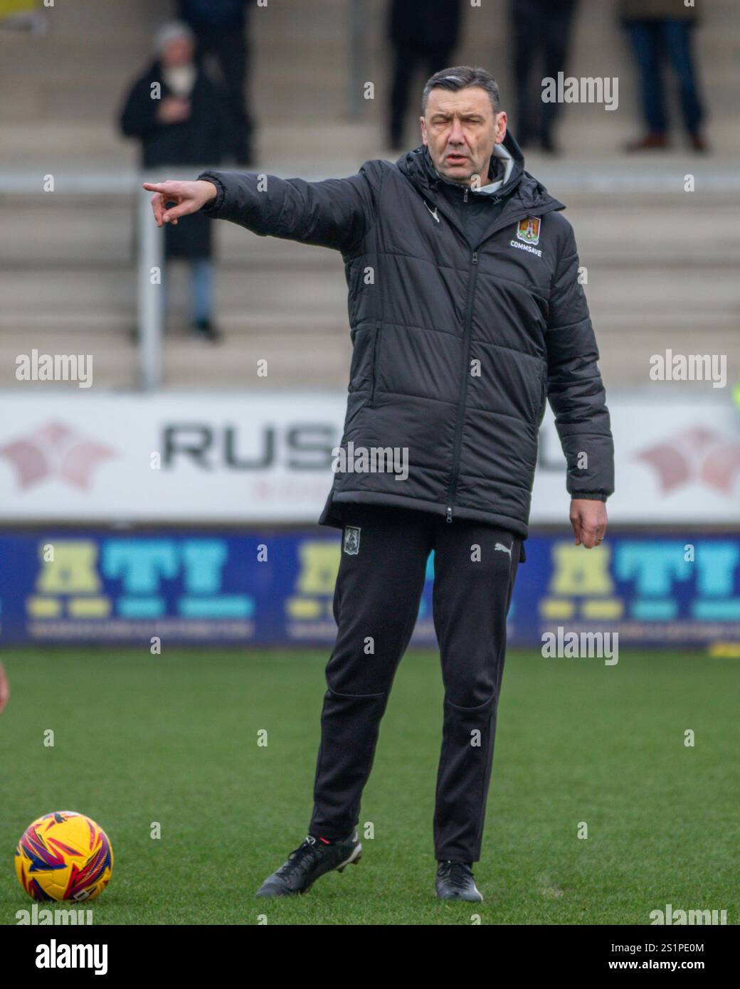 Burton Upon Trent, Großbritannien. Januar 2025. Northampton Town Assistant Manager Ian Samson während des warm-Up vor dem Spiel der EFL League One Burton Albion gegen Northampton Town Credit: Clive Stapleton/Alamy Live News Stockfoto