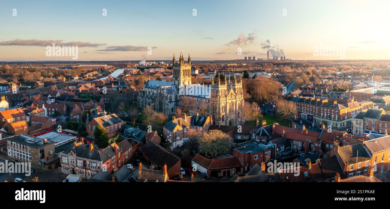 Panoramablick auf die Marktstadt Selby in North Yorkshire mit der historischen Kathedrale von Selby Abbey und dem Kraftwerk Drax in der Ferne Stockfoto