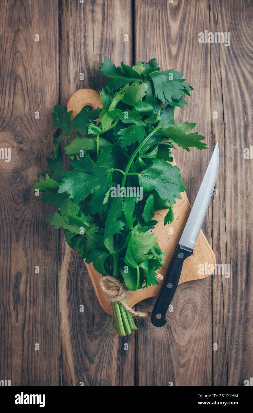 Frische Sellerieblätter und Stiele auf rustikalem Hintergrund.gesunde Ernährung. Frischer grüner Bio-Sellerie. Frischer Blattsellerie. BIO-Gemüse. Kräuter und Gewürze. A Stockfoto