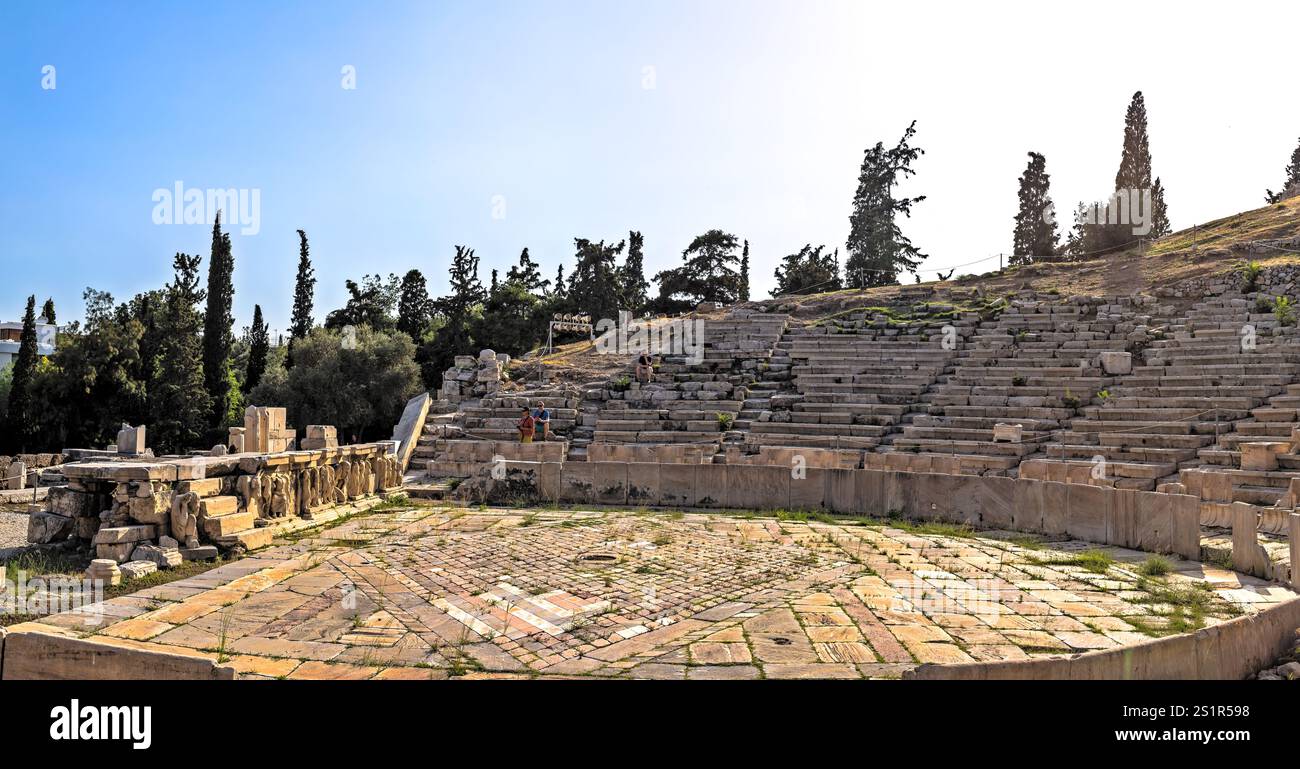 Das Theater des Dionysos war das ursprüngliche Theater an der Akropolis. Der gestufte Veranstaltungsraum mit Platz für rund 15.000 Personen stammt aus dem 6. jahrhundert Stockfoto