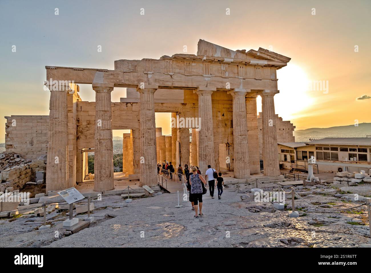 Sonnenuntergang über dem antiken Parthenon-Tempel auf der Akropolis in Athen, Griechenland Stockfoto