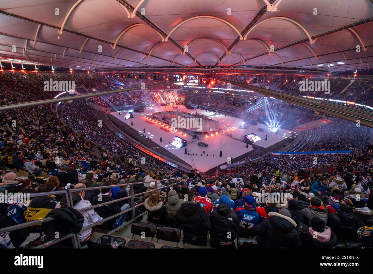 DEL, Deutsche Eishockey Liga Saison 2024/25, 27. Spieltag (Nachholspiel): DEL Winterspiel Löwen Frankfurt gegen Adler Mannheim. 45,110 Zuschauerbesuch Stockfoto