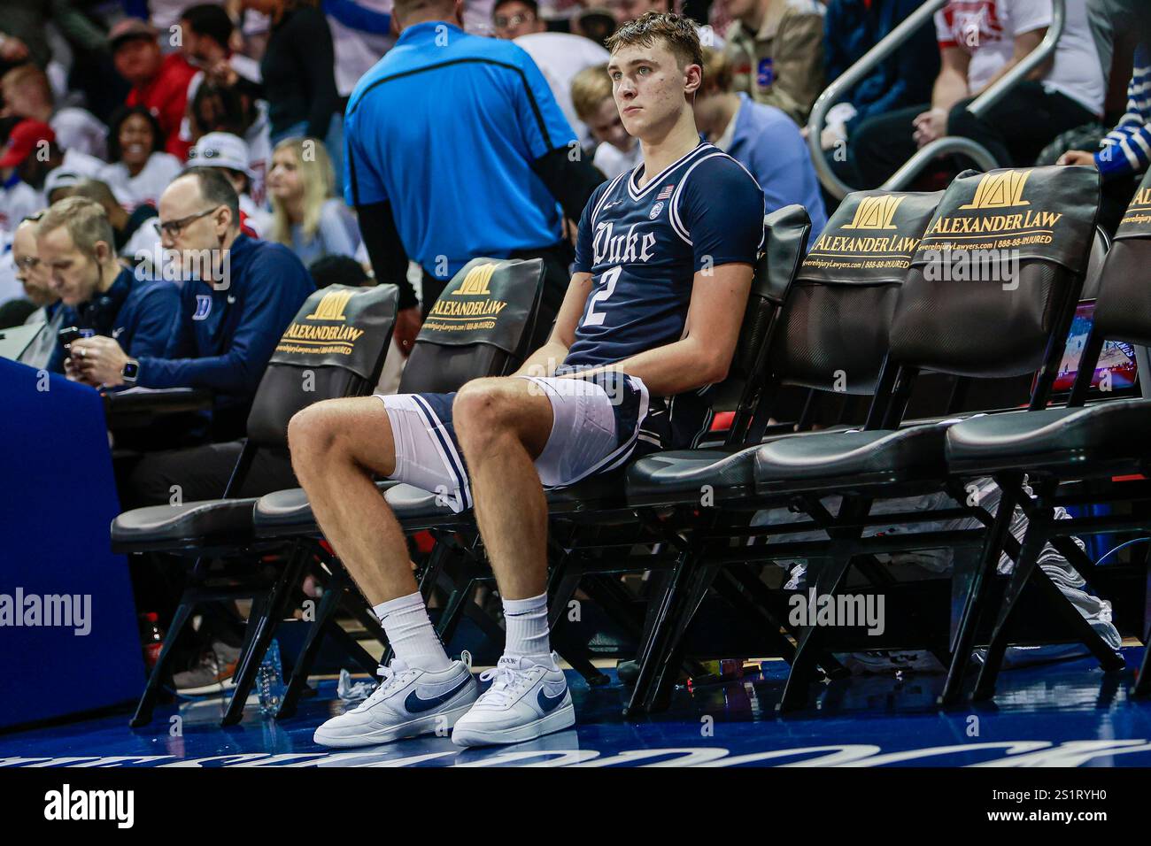 Dallas, Texas, USA. Januar 2025. Duke Blue Devils schützen COOPER FLAGG (2) und warten auf den Start der zweiten Halbzeit während eines NCAA-Basketballspiels zwischen den Duke Blue Devils und den Southern Methodist University Mustangs im Moody Coliseum. Duke gewinnt 89:62. (Kreditbild: © Mark Fann/ZUMA Press Wire) NUR REDAKTIONELLE VERWENDUNG! Nicht für kommerzielle ZWECKE! Stockfoto