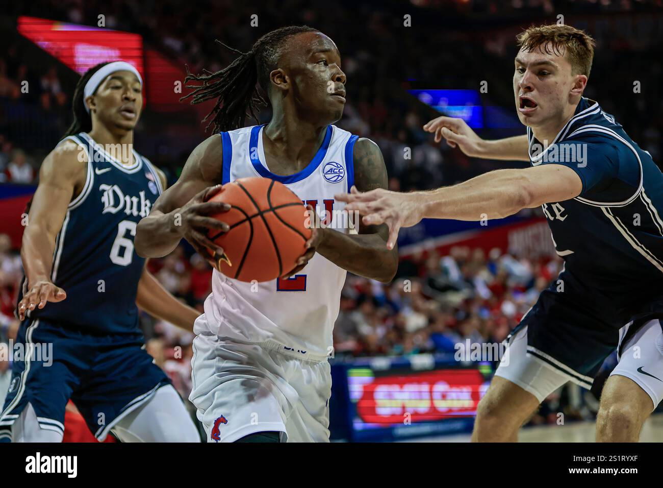 Dallas, Texas, USA. Januar 2025. BOOPIE MILLER (2), der den Ball unter dem Korb hält, wird von Duke Blue Devils Guard COOPER FLAGG (2) während eines NCAA-Basketballspiels zwischen den Duke Blue Devils und Southern Methodist University Mustangs am Moody Coliseum bewacht. Duke gewinnt 89:62. (Kreditbild: © Mark Fann/ZUMA Press Wire) NUR REDAKTIONELLE VERWENDUNG! Nicht für kommerzielle ZWECKE! Stockfoto