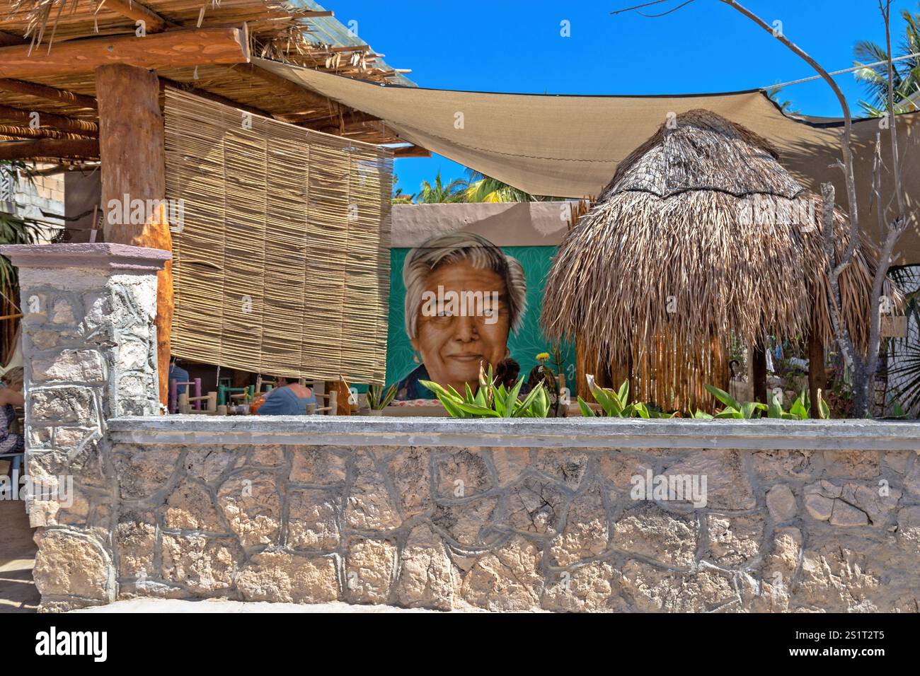 Außenterrasse mit einzigartiger Kunst und rustikaler Architektur unter blauem Himmel, Isla Holbox, Mexiko Stockfoto
