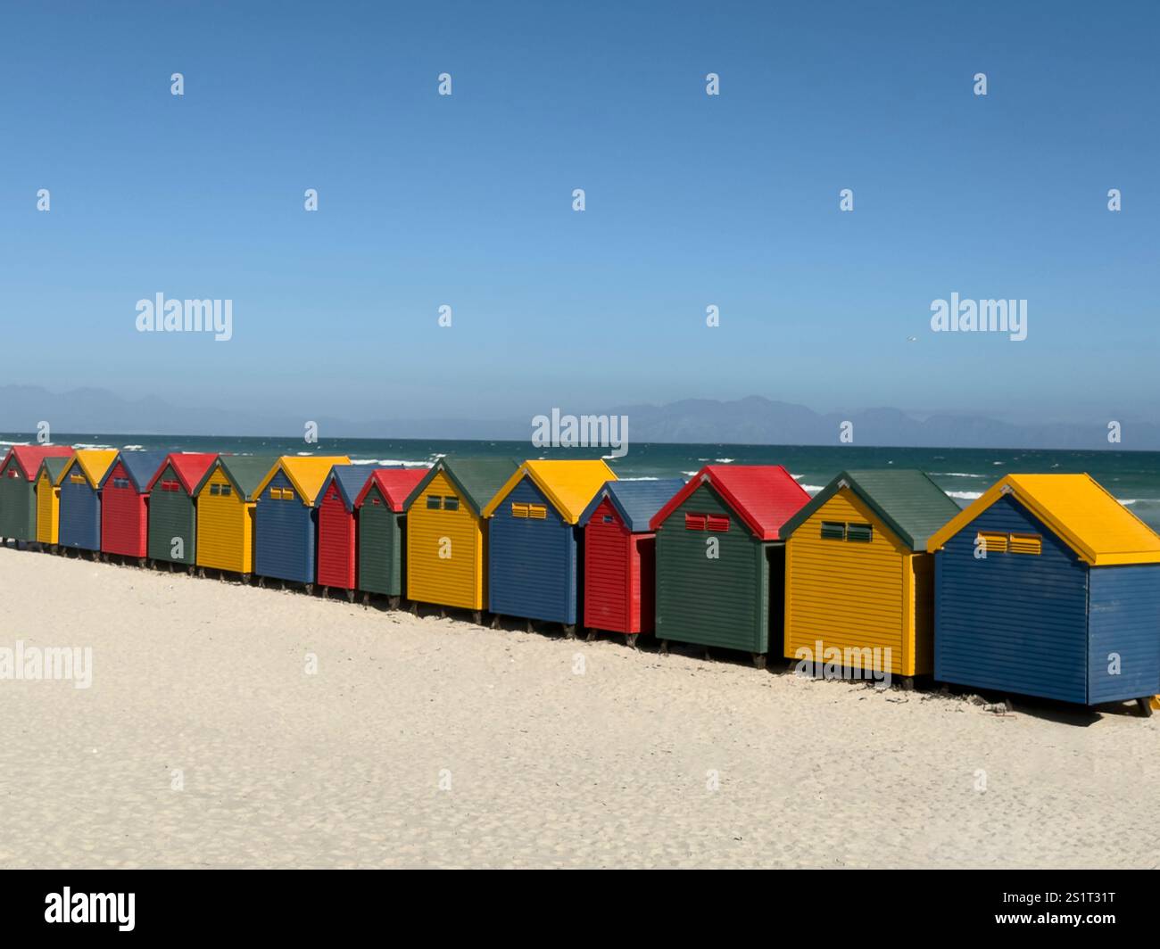 Muizenberg Kapstadt Südafrika. 19.12.2024. Badehütten am Strand in Muizenberg bei Kapstadt Südafrika. Stockfoto