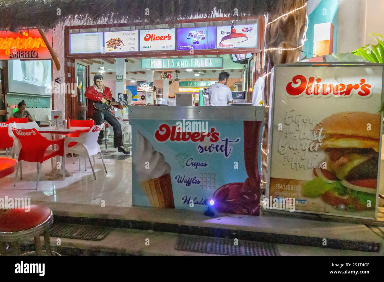 Fast Food-Restaurant im Freien mit Sitzbereich und Abendmenü, Isla Holbox, Mexiko Stockfoto