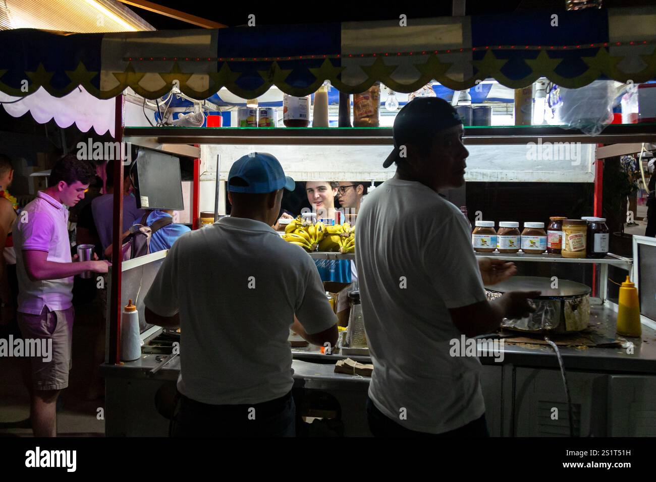 Nächtlicher Essensstand, der Kunden Street Snacks mit frischen Zutaten serviert, Isla Holbox, Mexiko Stockfoto