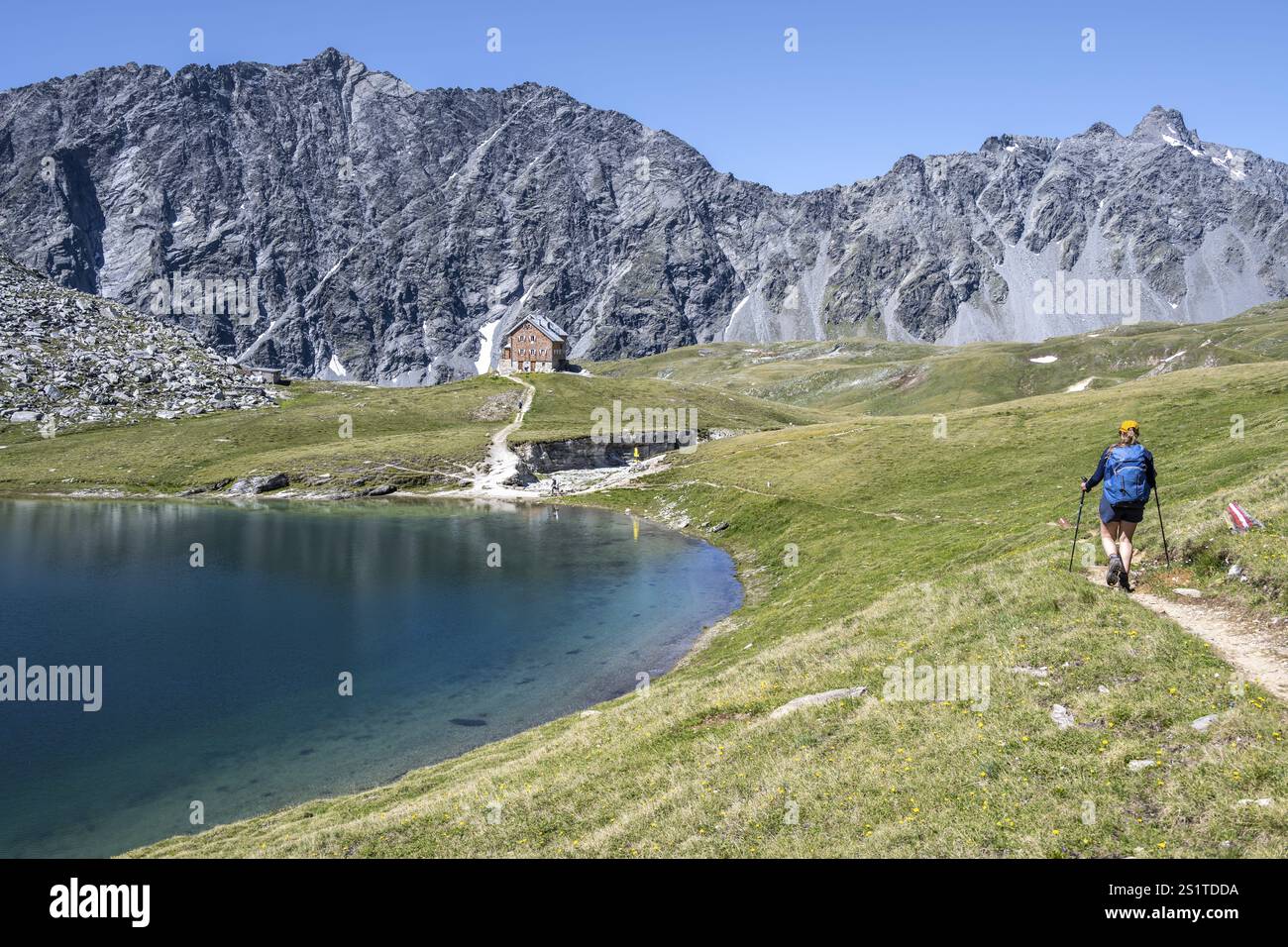 Wanderer vor der Neuen Reichenberger Huette, hohe Tauern, Österreich, Europa Stockfoto