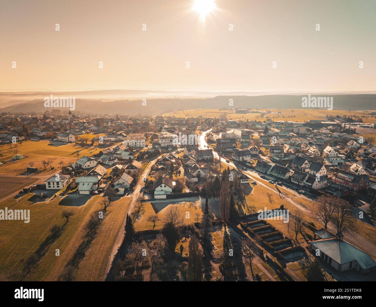 Dorf mit Straßen im herbstlichen Licht, warme und einladende Atmosphäre, Neubulach, Schwarzwald, Deutschland, Europa Stockfoto
