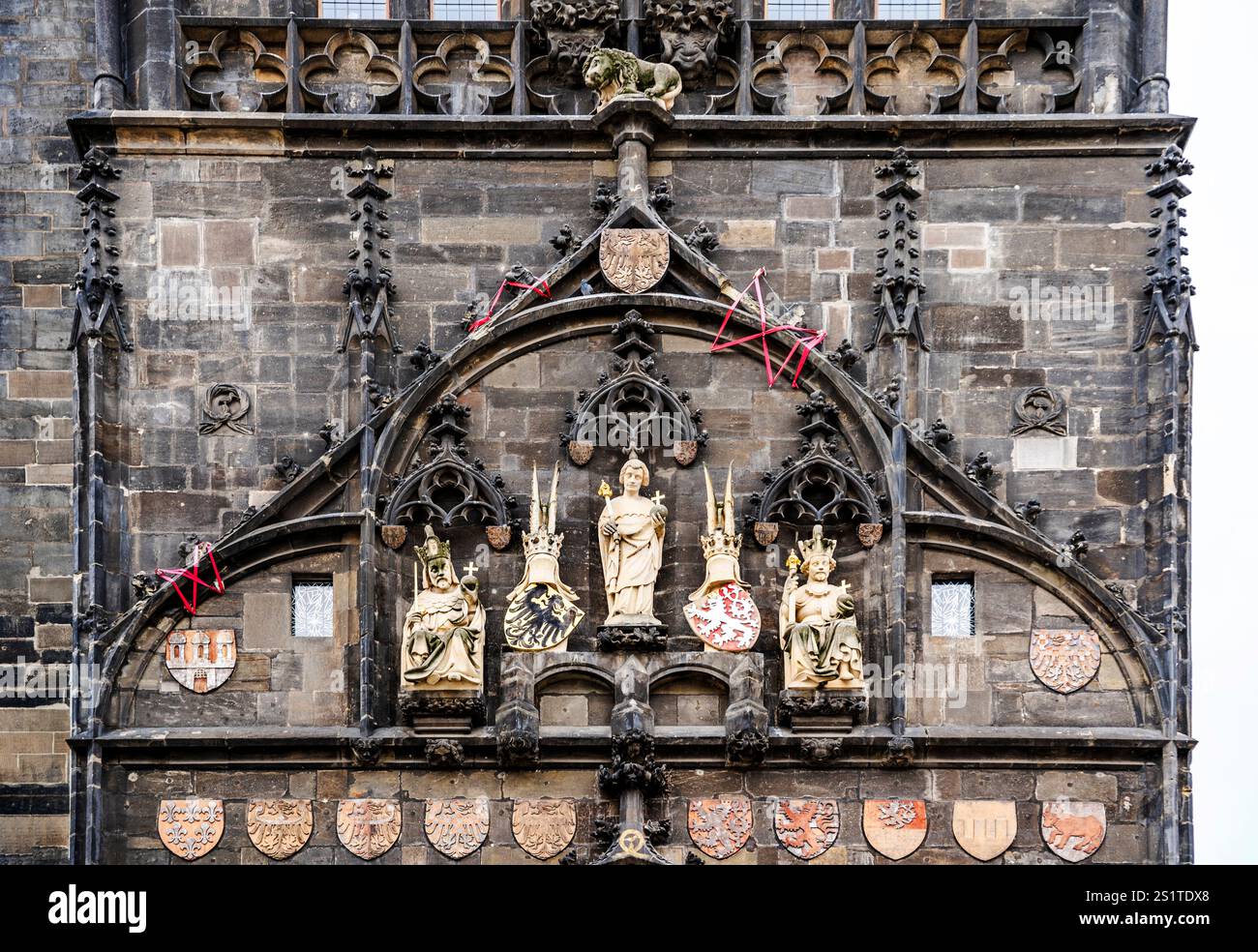 Statuen von Königen und Wappen an der Fassade des Altstädter Brückenturms am Anfang der Karlsbrücke in Prag, Tschechische Republik Stockfoto