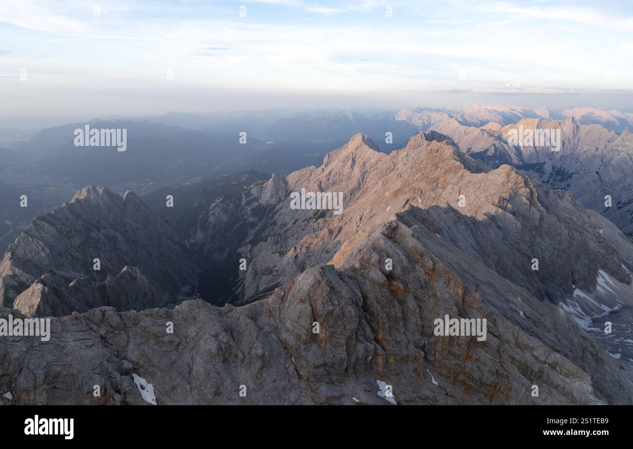 Alpenpanorama, Luftaufnahme, Zugspitze mit Jubilaeumsgrat bei Sonnenuntergang, hohe Berge, Bayern, Deutschland, Europa Stockfoto