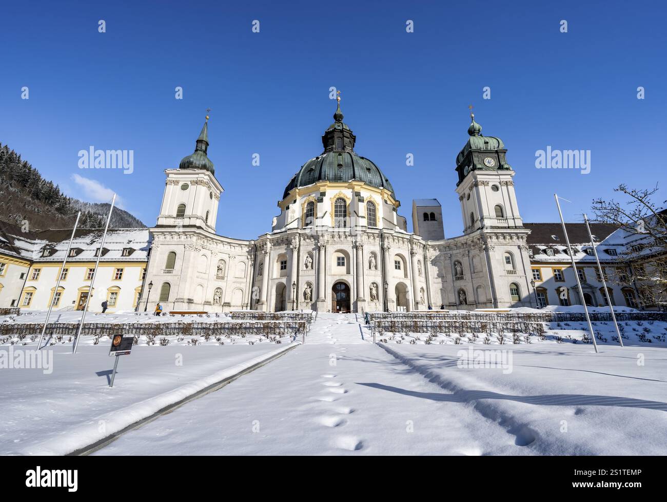 Kloster Ettal, barocke Benediktinerabtei, Innenhof mit Schnee im Winter, Ettal, Oberbayern, Bayern, Deutschland, Europa Stockfoto