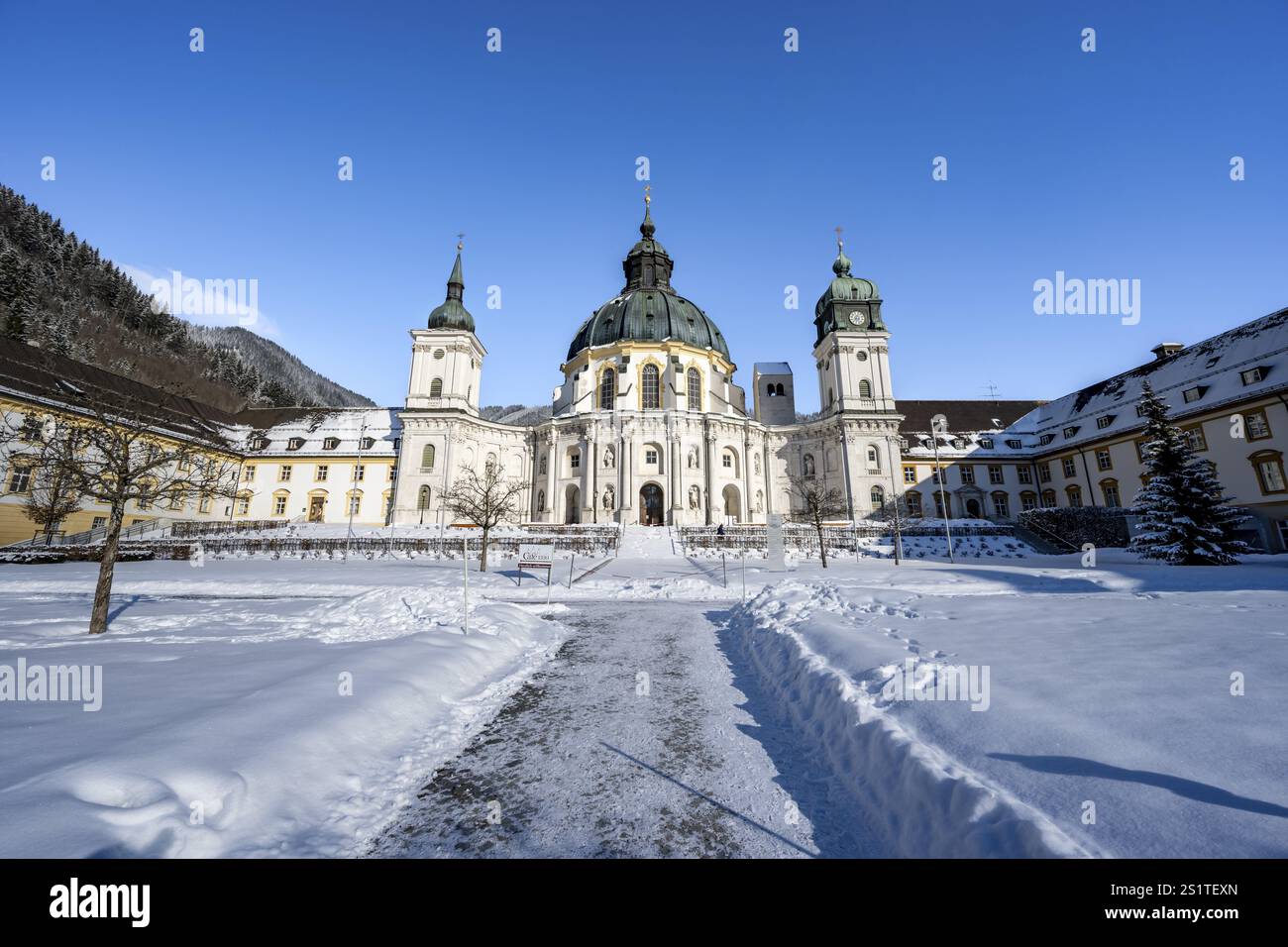 Kloster Ettal, barocke Benediktinerabtei, Innenhof mit Schnee im Winter, Ettal, Oberbayern, Bayern, Deutschland, Europa Stockfoto
