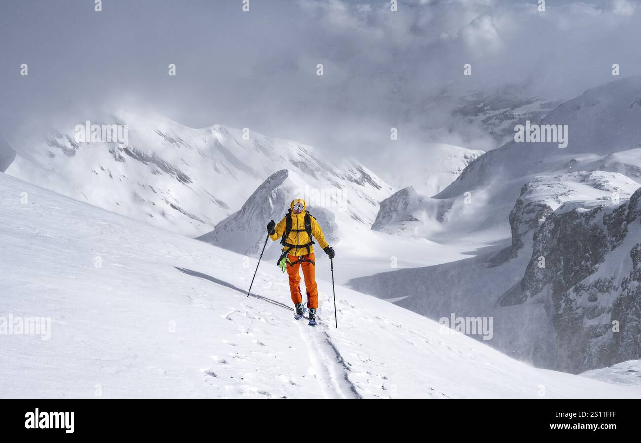 Skitourenklettern am Wildhorn, schneebedeckte Berglandschaft und Nebel, Berner Alpen, Berner Oberland, Schweiz, Europa Stockfoto