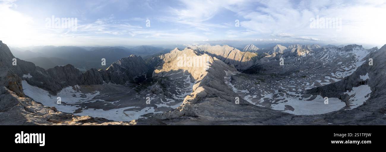 Alpenpanorama, Luftansicht, Zugspitze und Zugspitzplatt mit Gletscher, Hochgebirge, Bayern, Deutschland, Europa Stockfoto