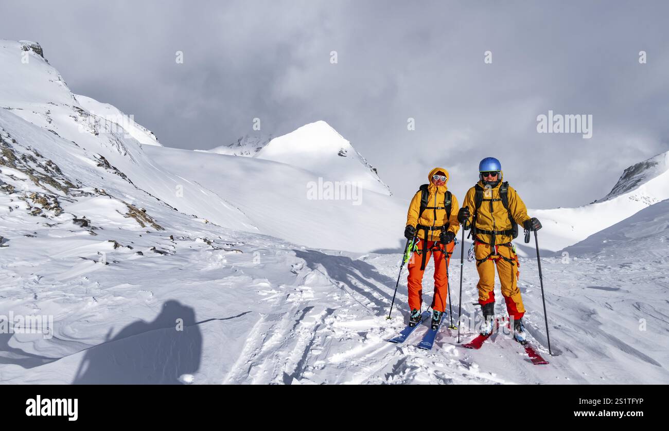 Skitourer, schneebedeckte Berglandschaft, Berner Alpen, Berner Oberland, Schweiz, Europa Stockfoto