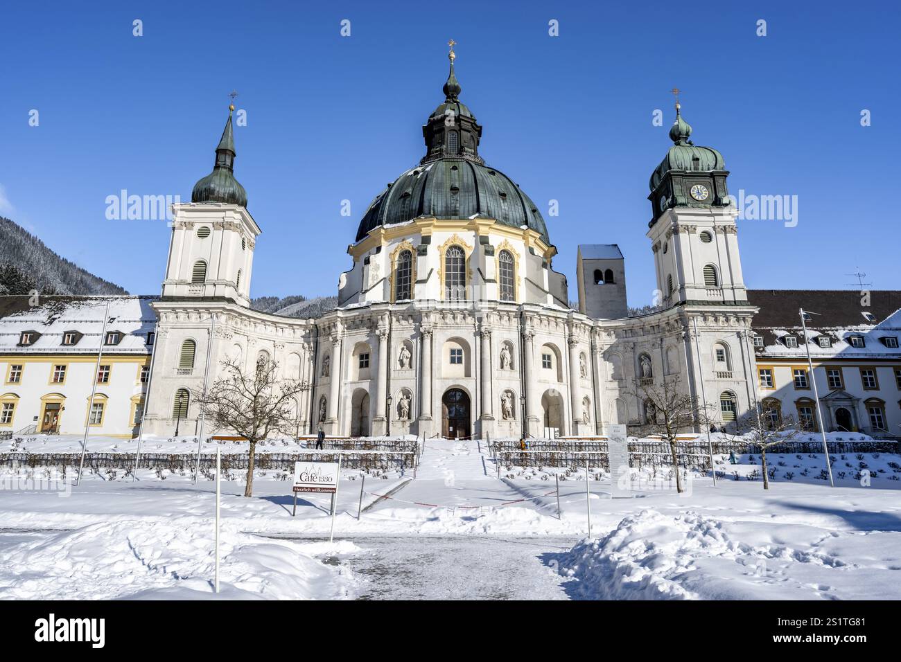 Kloster Ettal, barocke Benediktinerabtei, Innenhof mit Schnee im Winter, Ettal, Oberbayern, Bayern, Deutschland, Europa Stockfoto