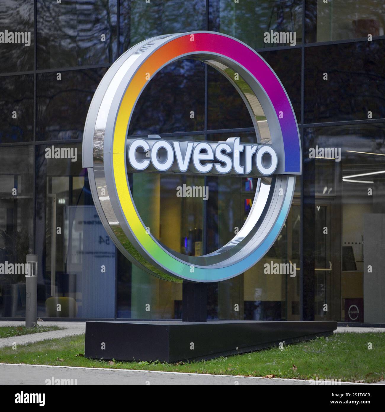 Covestro AG, Firmenlogo vor dem Firmensitz in der Abenddämmerung, Leverkusen, Bergisches Land, Nordrhein-Westfalen, Deutschland, Europa Stockfoto