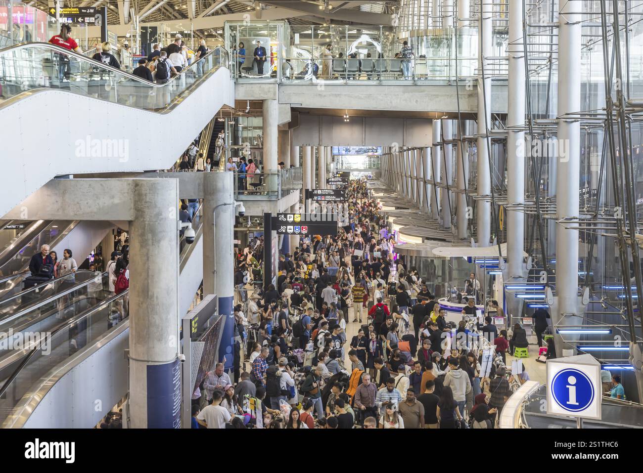 Flughafen Bangkok Suvarnabhumi, Terminal mit Passagieren beim Check-in. Bangkok, Thailand, Asien Stockfoto