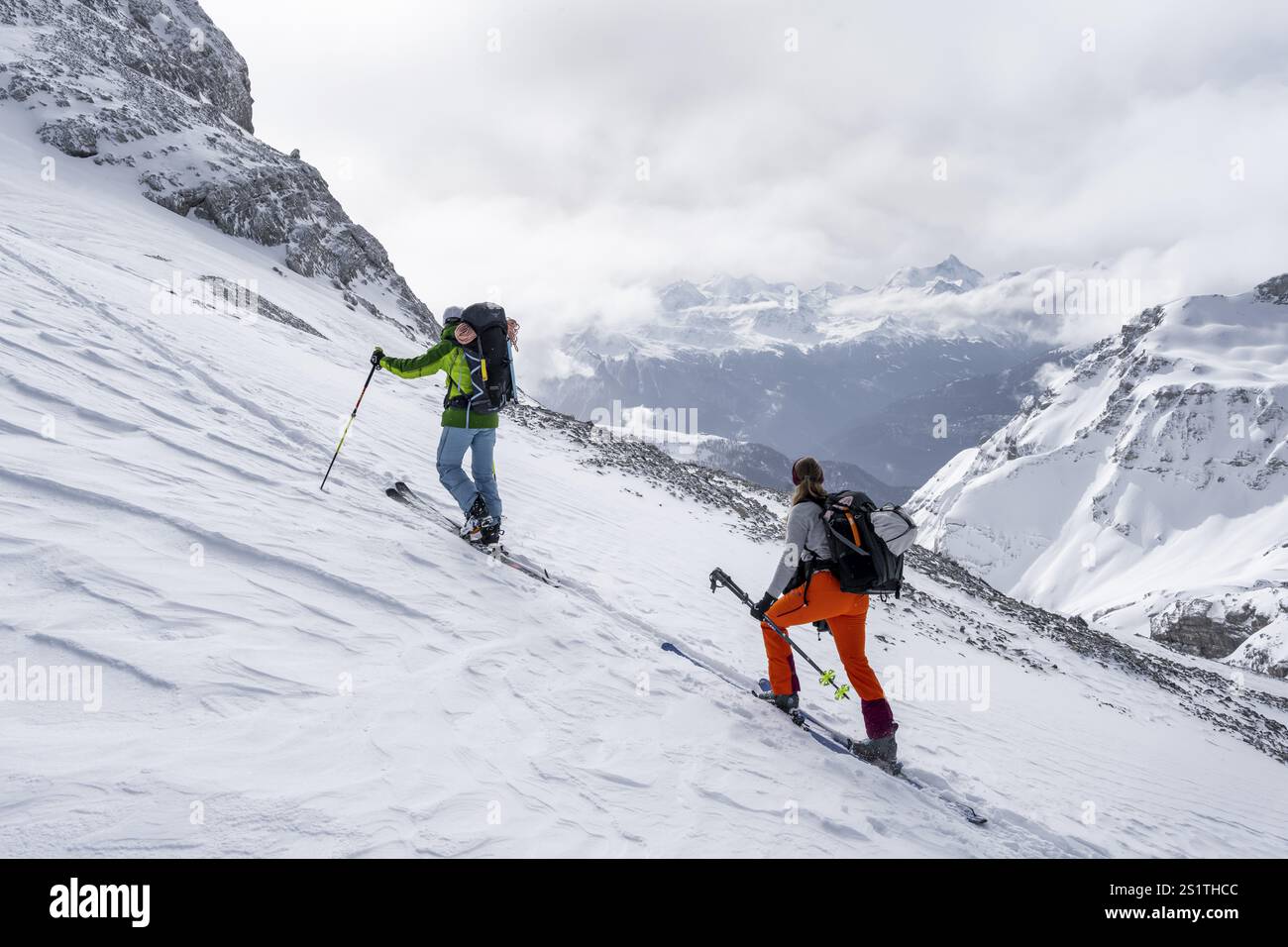 Skitouren in verschneite Berglandschaft, Aufstieg zum Wildhorn, bewölkte Stimmung, Hochtour, Berner Alpen, Berner Oberland, Schweiz, Europa Stockfoto