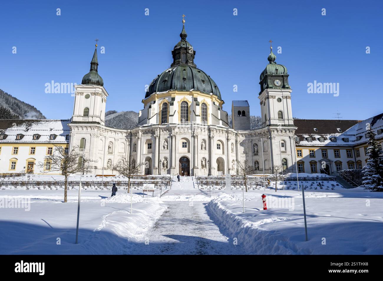 Kloster Ettal, barocke Benediktinerabtei, Innenhof mit Schnee im Winter, Ettal, Oberbayern, Bayern, Deutschland, Europa Stockfoto