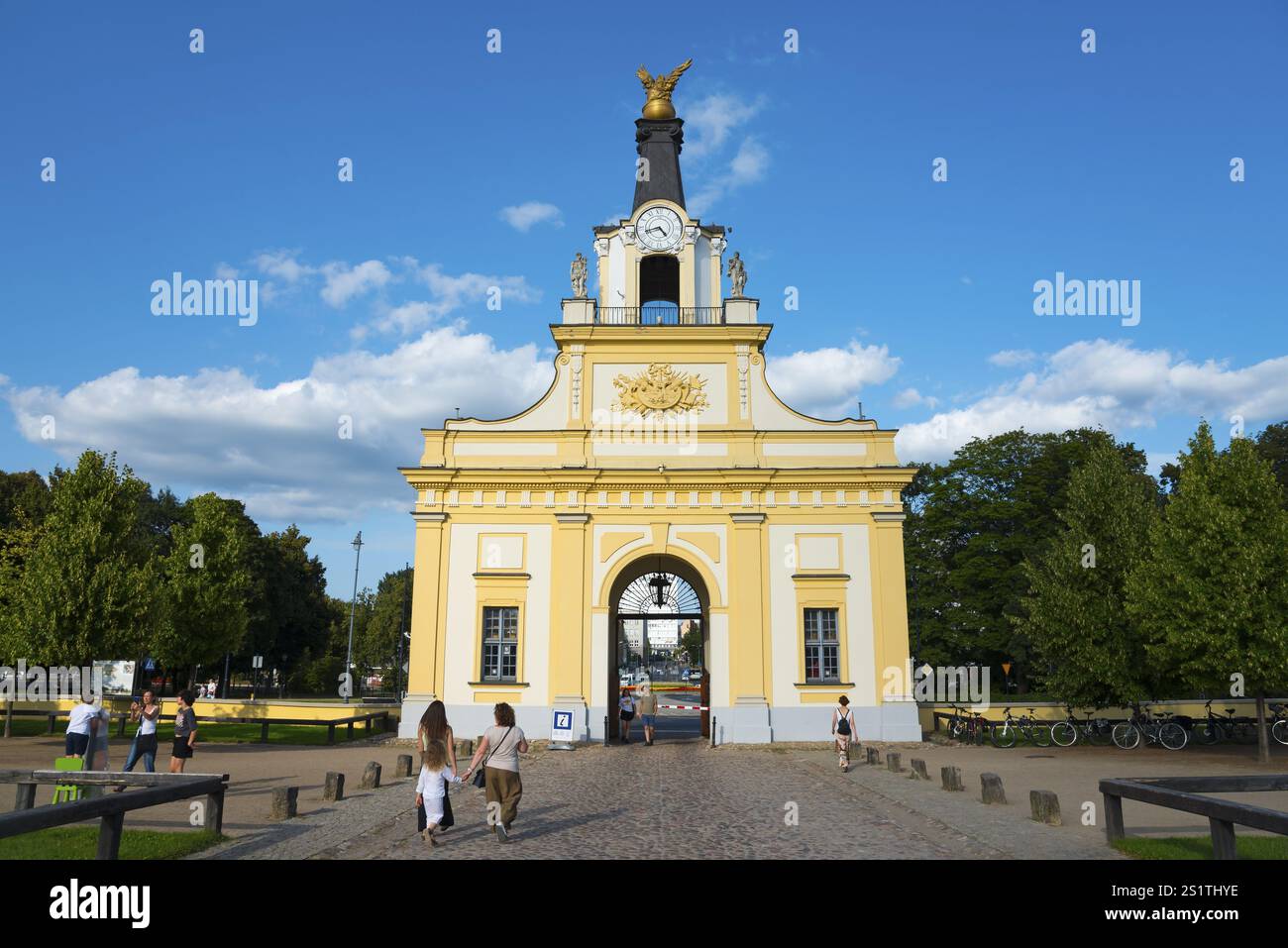 Tor mit Skulptur und Bäumen in einer parkähnlichen Landschaft unter blauem Himmel, Torhaus, Branicki Palace, Schloss, BiaNystok, Bialystock, Bjelostock, Po Stockfoto