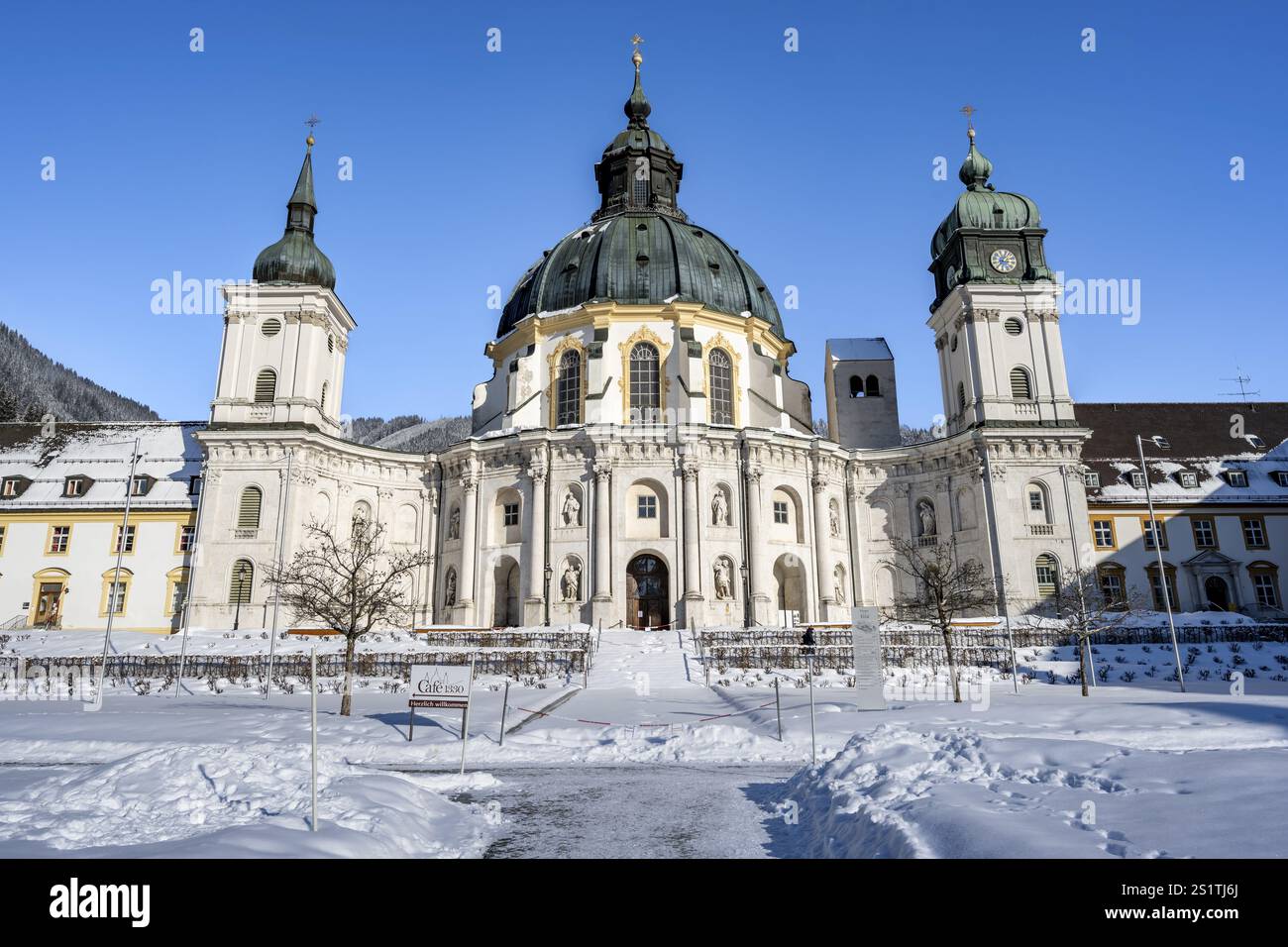 Kloster Ettal, barocke Benediktinerabtei, Innenhof mit Schnee im Winter, Ettal, Oberbayern, Bayern, Deutschland, Europa Stockfoto