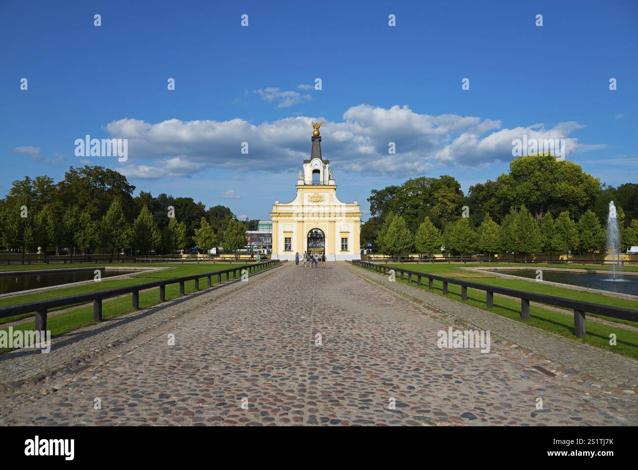 Tor Tor in klassischer Architektur mit Skulptur in parkähnlicher Umgebung unter blauem Himmel, Torhaus, Branicki Palace, Schloss, BiaNystok, Bialystoc Stockfoto