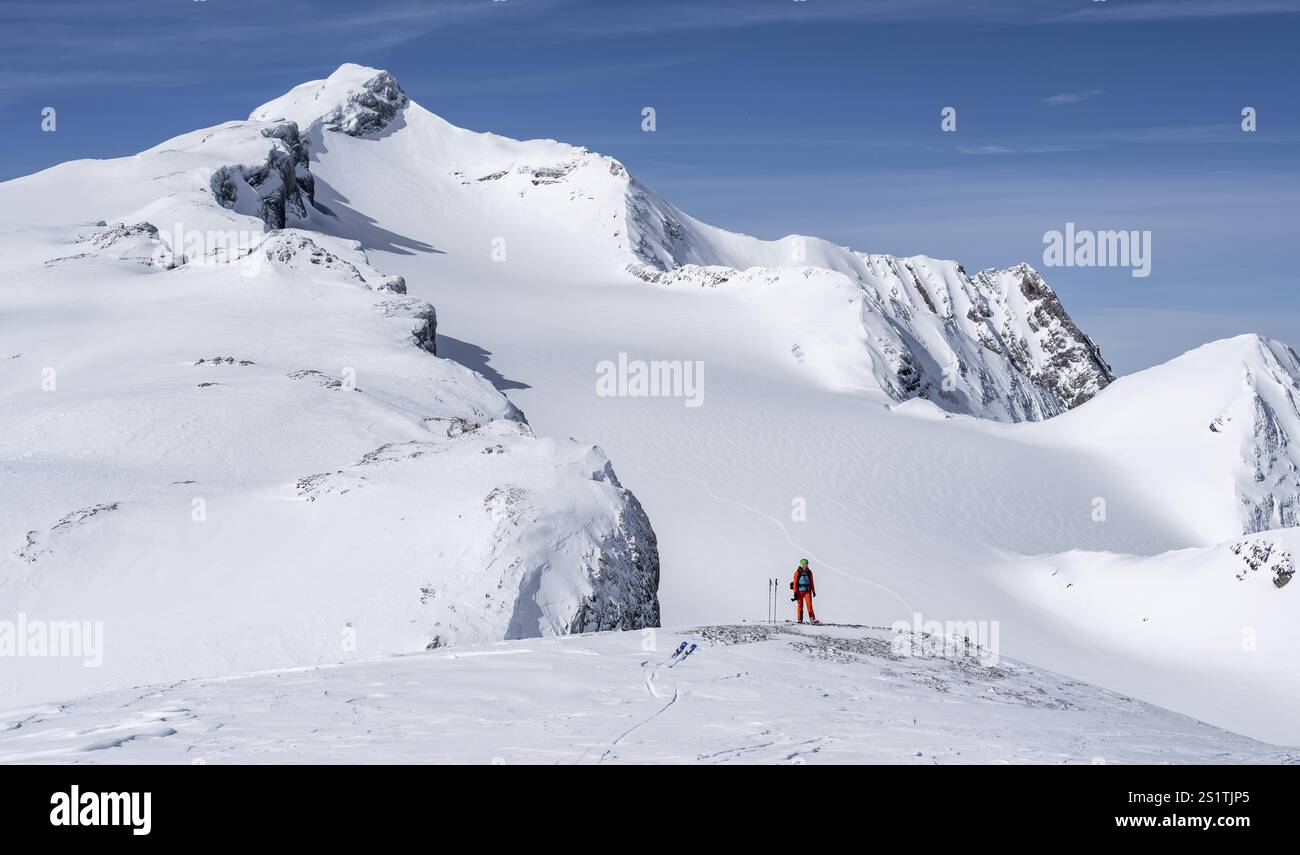 Skitourenfahrer vor einer verschneiten Berglandschaft, Wildhorn im Winter, Berner Alpen, Berner Oberland, Schweiz, Europa Stockfoto