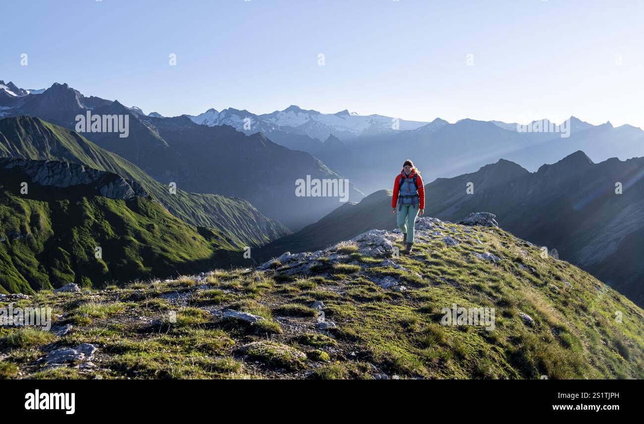 Wanderer genießen das Bergpanorama am Morgen, Venedigergruppe, hinter Dreiherrenkopf, Simonysitze und großer Geiger, hohe Tauern, Österreich, EU Stockfoto