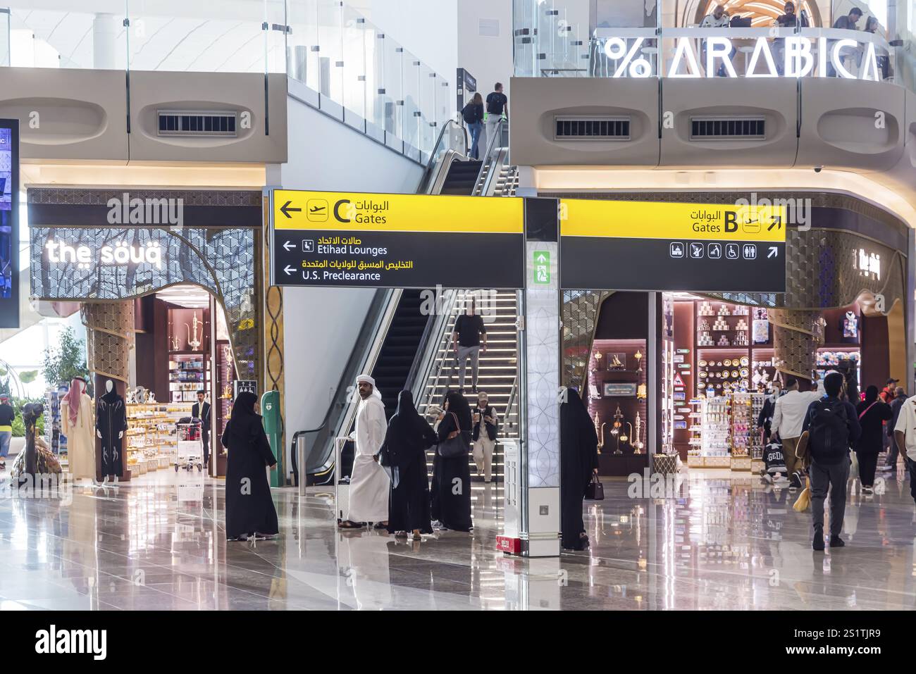 Flughafen Abu Dhabi, internationaler Flughafen Zayed mit Passagieren. Das neue Terminal A verfügt über eine Kapazität von 45 Millionen Fluggästen pro Jahr. Moderne Architektur Stockfoto