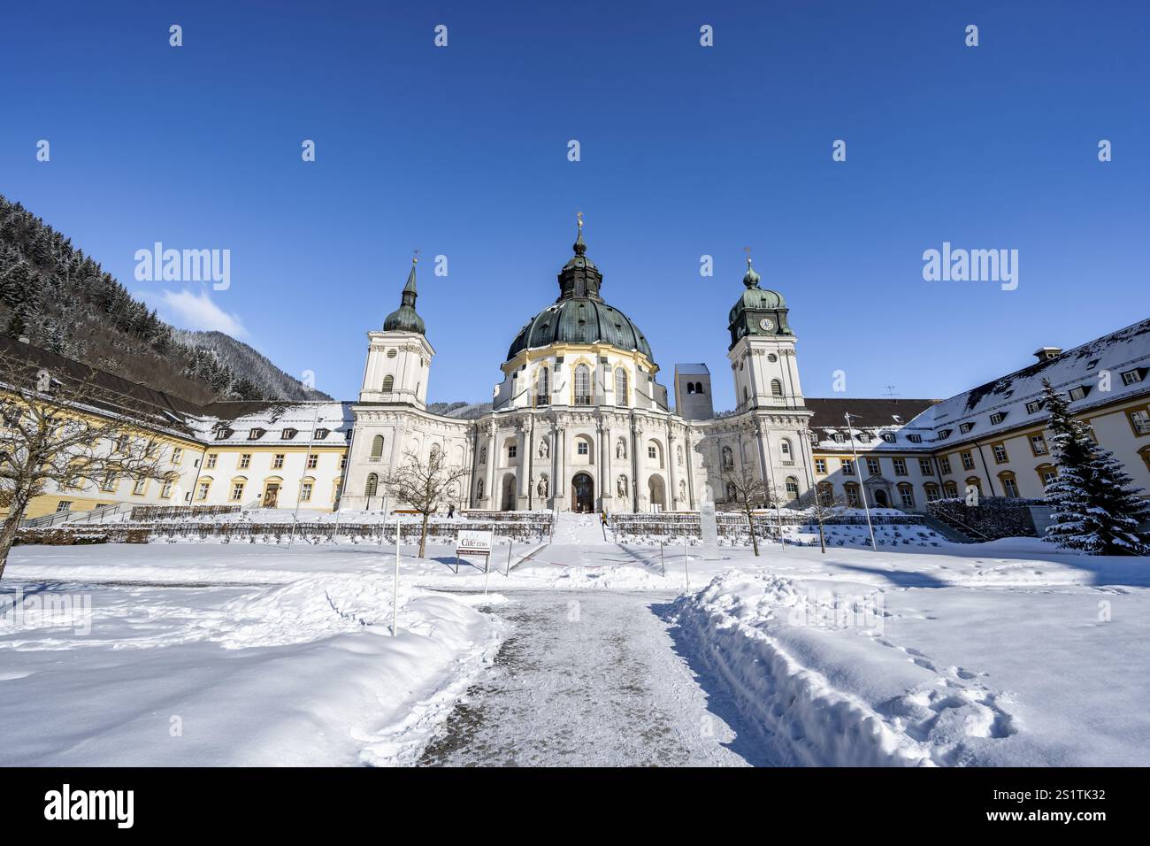 Kloster Ettal, barocke Benediktinerabtei, Innenhof mit Schnee im Winter, Ettal, Oberbayern, Bayern, Deutschland, Europa Stockfoto