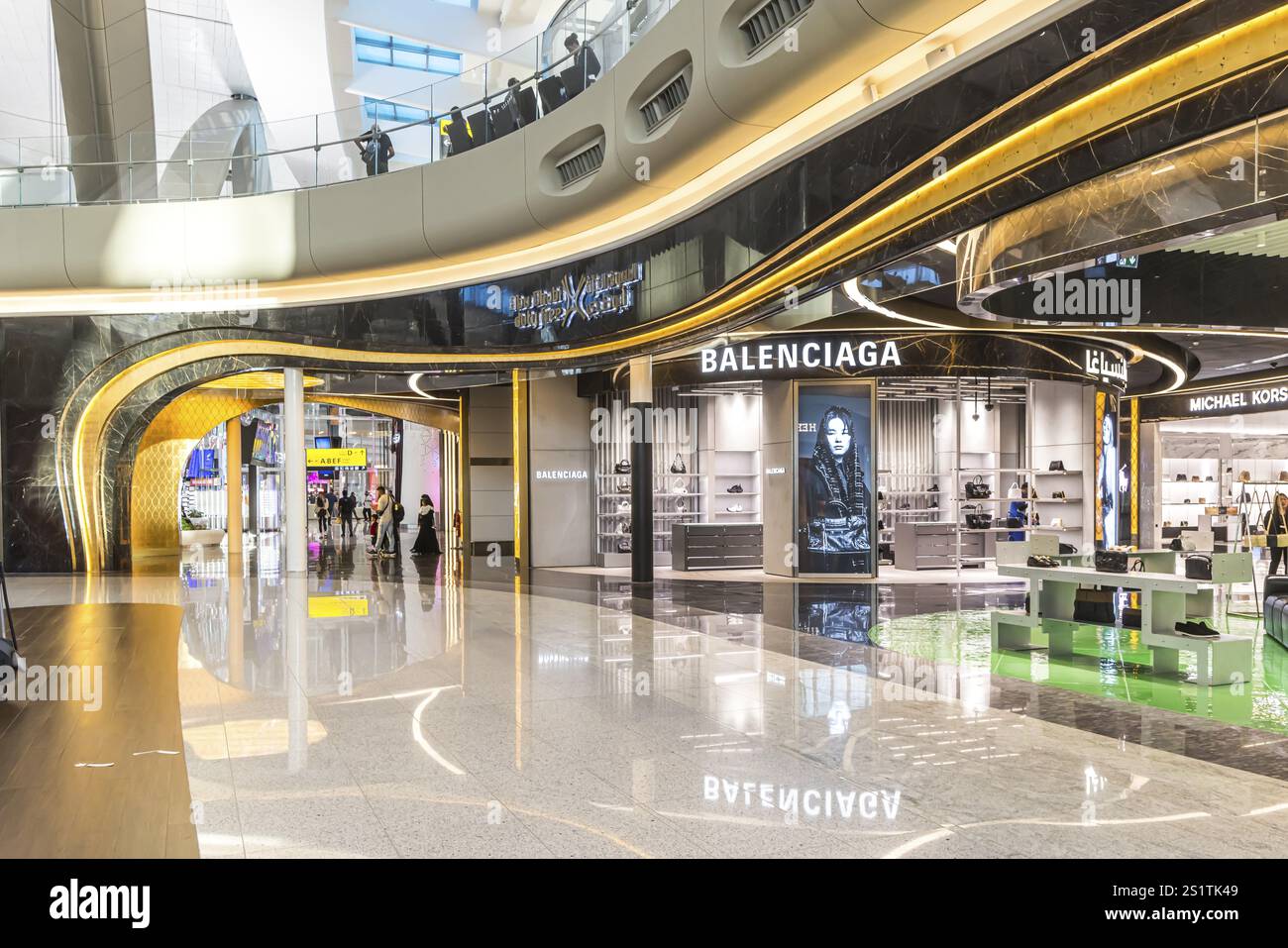 Flughafen Abu Dhabi, internationaler Flughafen Zayed mit Passagieren. Duty-Free-Shop der Modemarke Balenciaga. Das neue Terminal A hat eine Kapazität von 4 Stockfoto