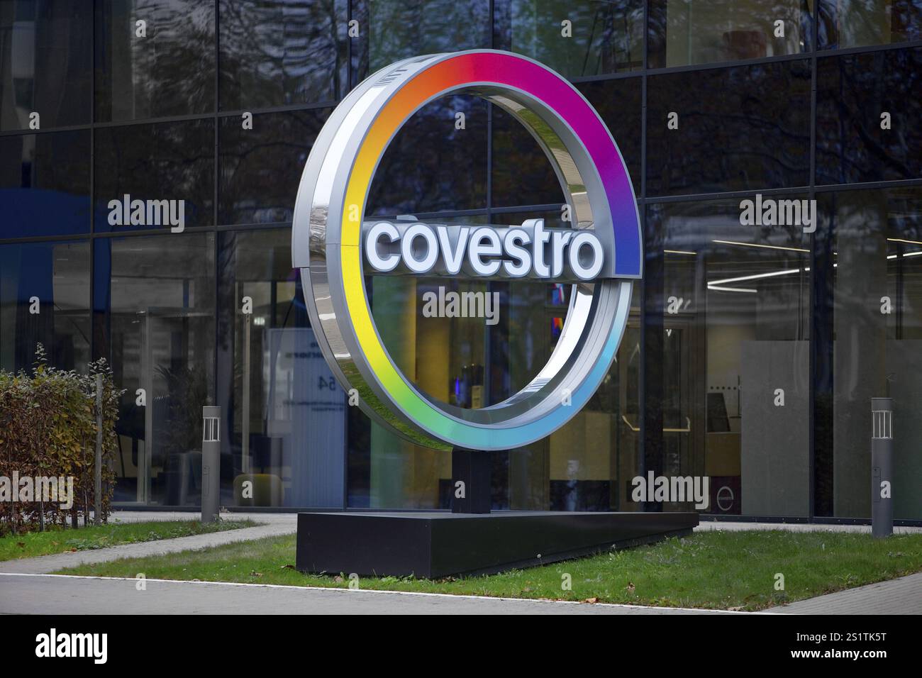 Covestro AG, Firmenlogo vor dem Firmensitz in der Abenddämmerung, Leverkusen, Bergisches Land, Nordrhein-Westfalen, Deutschland, Europa Stockfoto